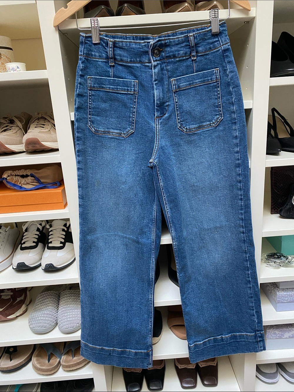 bagatelle Classic Straight-Leg Jeans in Medium Blue. Size 26. GUC.